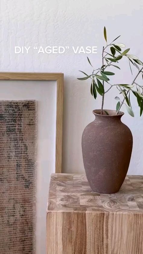 Straightforward DIY Classic impressed stone Vase- #DIY #Easy #Inspired #Stone #vase #Vintage Check more at https://howcandothis.com/diyideas/straightforward-diy-classic-impressed-stone-vase/ Aged Vase, Diy Vase Decor, Diy Painted Vases, Diy Concrete Planters, Diy Lampe, Stone Vase, Diy Home Furniture, Diy Pottery, Vase Vintage