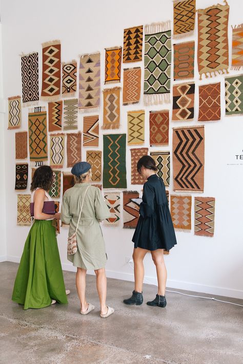 Display Textiles Ideas, Textile Exhibition Design, Textile Exhibition Display Ideas, Textile Art Exhibition, Fabric Exhibition Display, Textile Exhibition Display, Weaving Exhibition, Textiles Exhibition, Textile Display