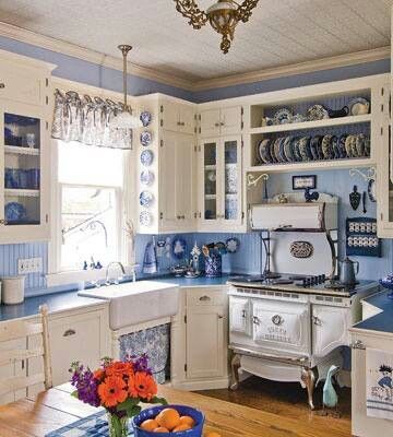 Blue & White kitchen - the shade looks good with Cobalt, and is not overpowering. Blue And White Kitchen, Cocina Shabby Chic, Blue And White Decor, Blue White Kitchens, Farmhouse Kitchen Remodel, Victorian Kitchen, Cottage Kitchens, Design Room, Design Apartment