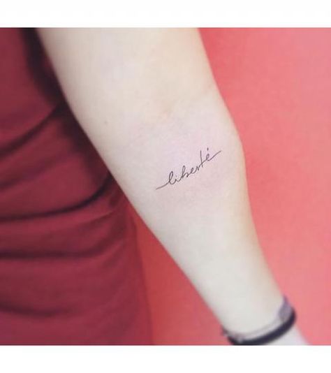 Tatouages : 10 idées de mots inspirants Triangle Tattoo, Tattoo Quotes, Honey, Tattoos