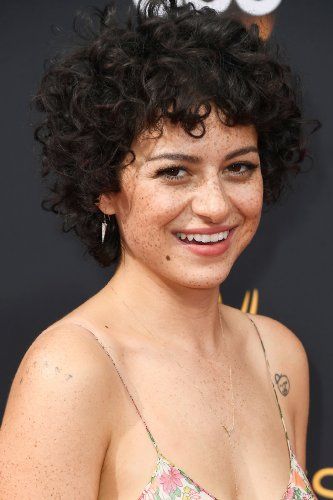 Alia Shawkat Alia Shawkat, Line Bob Haircut, Curly Hair Photos, Short Curls, Short Curly Haircuts, Curly Pixie, Curly Hair Cuts, Short Curly Hair, Grunge Hair