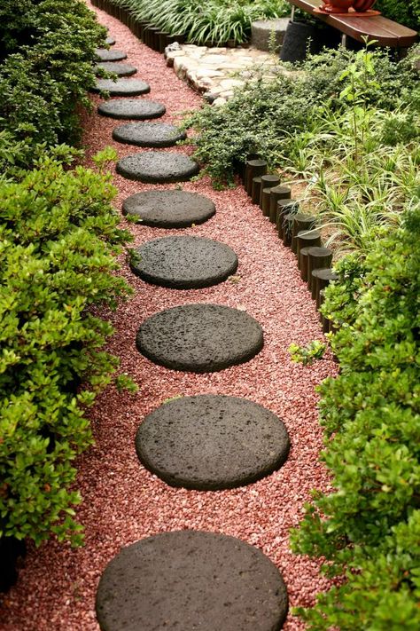 Side Garden Walkway, Pathways Ideas Walkways, Round Pavers, Pathway Ideas, Garden Pavers, Cinder Block Garden, Walkway Ideas, Brick Garden, Garden Paving