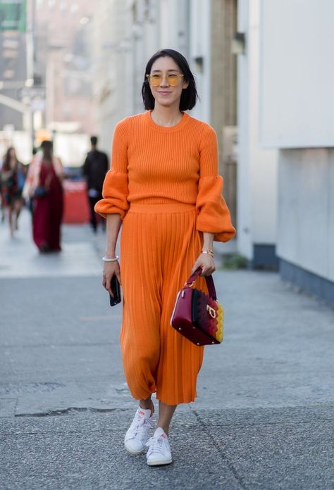 The 5 Major Color Trends to Know For 2018 Orange Outfits, Marlene Hose, Eva Chen, Moda Instagram, Outfit Trends, Orange Is The New Black, Street Style Inspiration, Orange Fashion, Cool Street Fashion