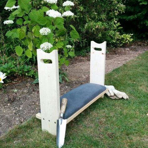 Garden Kneeler Diy, Kneeling Stool, Yard Sheds, Diy Stool, Garden Kneeler, Harvest Basket, Texas Gardening, Lawn Furniture, Wood Projects That Sell