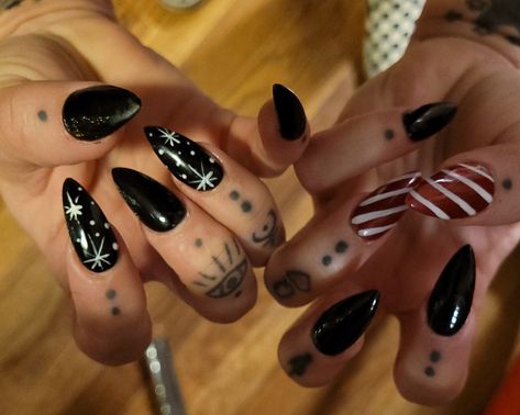 Emo Xmas Nails, Goth Nails Christmas, Edgy Holiday Nails, Gothic Xmas Nails, Punk Christmas Nails, Moody Christmas Nails, Dark Christmas Nails Short, Dark Christmas Nails Acrylic, Gothic Holiday Nails