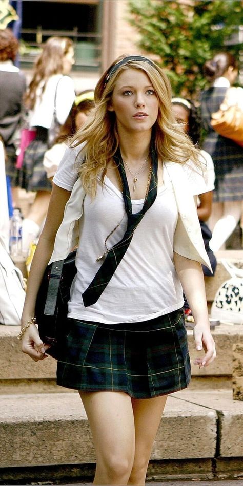 Serena van der Woodsen | 2X04 The Ex-Files Serena Van Der Woodsen Outfit, Gossip Girl Party, Serena Van Der Woodsen Style, Gossip Girl Serena, Blair And Serena, Uniform Skirt, Serena Van Der, Gossip Girl Outfits, Gossip Girls