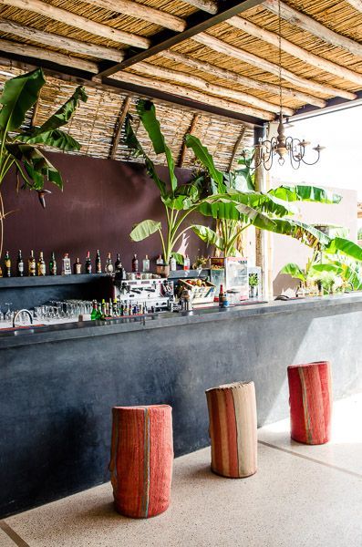 Bar and restaurante ideas for you to get inspired Tropical Bar, Terrace Bar, Tropical Inspiration, Bar Deco, Outside Bars, Bar Exterior, Ayam Bakar, Rooftop Terrace Design, Thatched Roof