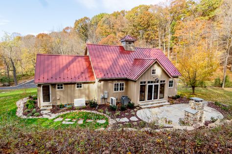 Small barn home the Downing, has been one of the most anticipated finishes at Yankee Barn Homes. Red Roof House Colors, Brown Roof House Colors, Brown Roof Houses, Small Barn Home, Best Exterior House Paint, Small Barn House, Red Roof House, Yankee Barn Homes, Small Barns