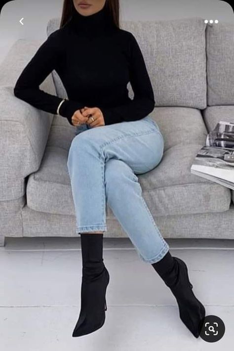 Mum Jeans Outfit Classy, Look Jean Noir, Glam Chic Outfit, Mum Jeans Outfit, Casual Glam Outfit, Boots Outfit Inspiration, Long Boots Black, Knee High Boots Outfit, High Boots Outfit