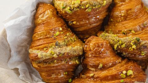 How To Turn Costco's Croissants Into A Bakery-Style Treat For Pistachio Lovers Costco Croissants Ideas, Pistachio Croissant Recipe, Costco Croissants, Pistachio Croissant, Nutella Croissant, Mini Croissants, Croissant Recipe, Ultimate Breakfast, Chocolate Croissant