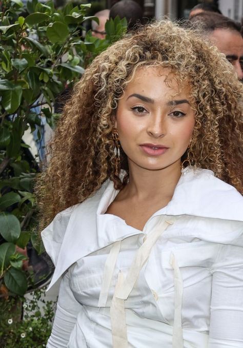 Ella Eyre at British Vogue X Self-portrait Summer Party in London 07/13/2023 Ella Eyre, Boots No7, Gq Men, Brit Awards, Star Party, Sony Music, Star Studs, Latest Outfits, Summer Party