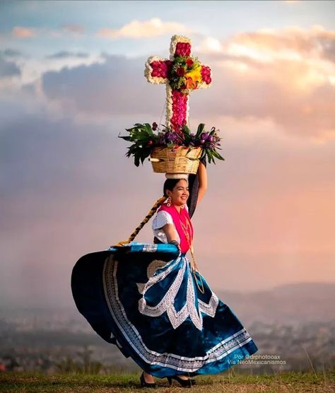 Guelaguetza, Oaxaca, México. Healthy Food Snacks, Oaxaca Travel, Oaxaca Wedding, African History Truths, Fun Wedding Ideas, Food Recipes Healthy, Food Recipes For Dinner, Ballet Folklorico, Puerto Escondido