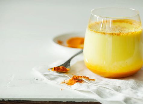 The One Turmeric Hack Everyone’s Trying Right Now Sleep Recipes, Turmeric Milk Benefits, Golden Milk Recipe, Turmeric Tea Recipe, Turmeric Drink, Turmeric Milk, Turmeric Latte, Ginger Benefits, Turmeric Health Benefits