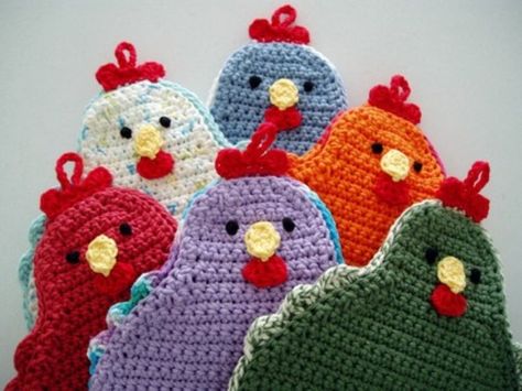 [Free Pattern] Adorable Little Chicken Potholder To Brighten Up Your Kitchen! - Knit And Crochet DailyKnit And Crochet Daily Chicken Potholder, Crochet Potholder Patterns, Crochet Hot Pads, Chicken Crafts, Crochet Chicken, Potholder Patterns, Creative Crochet, Bunny Crochet, Crochet Potholders