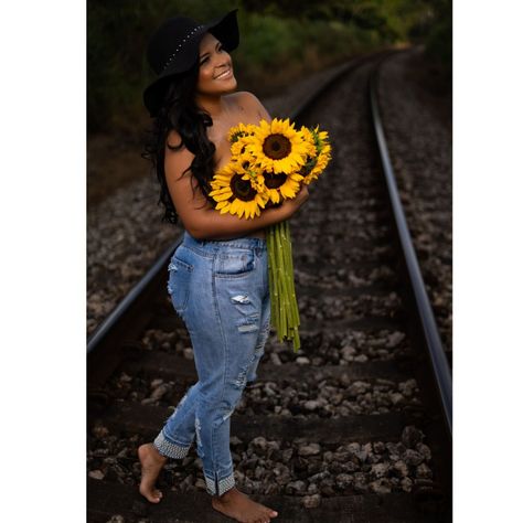 Photoshoot With Sunflowers, Plus Size Photography Poses, Sunshine Photoshoot, Top Photoshoot, Sunflower Photoshoot, Plus Size Photography, Sunflowers Background, 32 Birthday, 33rd Birthday