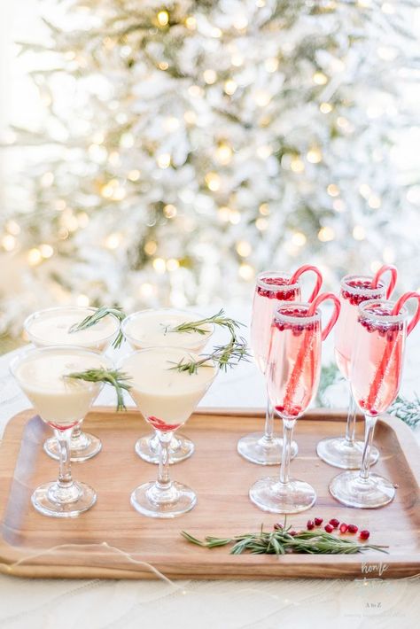 Christmas Champagne Aesthetic, Clear Holiday Cocktails, Christmas Drink Party, Christmas Welcome Drinks, Cute Holiday Drinks, Christmas Posts Ideas, Christmas Cocktail Party Aesthetic, Ornamentini Cocktail, Christmas Hosting Ideas Entertaining