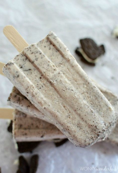 Love to dunk your Oreo Cookies in a cold glass of milk?  Make that into a favorite summertime frozen treat with these Cookies and Cream Popsicles! Oreo Pudding Dessert, Easy Popsicle Recipes, Easy Popsicles, Oreo Cookie Recipes, Oreo Pudding, Raspberry Mojito, Oreo Recipes, Homemade Popsicles, Cold Treats