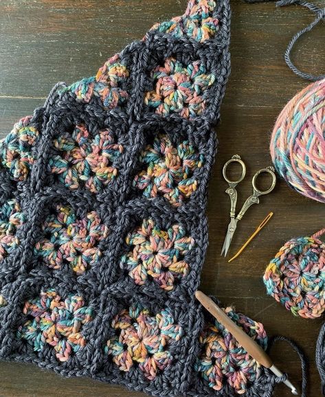 Granny Square Crochet Pattern Bulky Yarn, Granny Square Variegated Yarn, Variegated Yarn Granny Square, Variegated Granny Square, Granny Square Colors, Easy Granny Square Crochet Pattern, Granny Square Cowl, Easy Granny Square Crochet, Granny Square Shawl