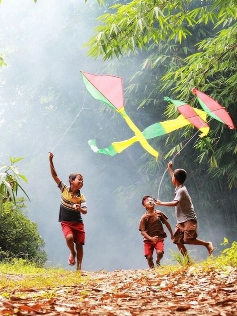 Flying Photography, Flying Kites, Childhood Photography, Childhood Memories Art, Go Fly A Kite, Village Photography, Art Village, Kids Around The World, Kite Flying