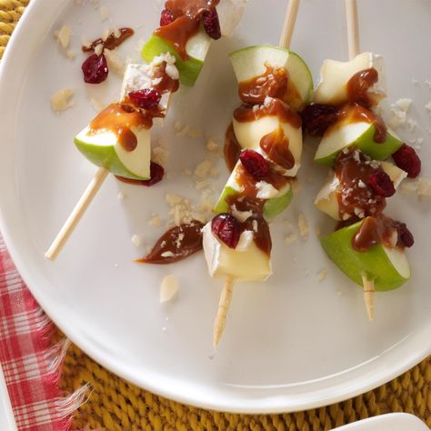 Brie Skewers, Apple And Brie, Skewer Appetizers, Crowd Pleasing Appetizers, Skewer Recipes, Easy Appetizers, Apples And Cheese, Quick Appetizers, Christmas Appetizers