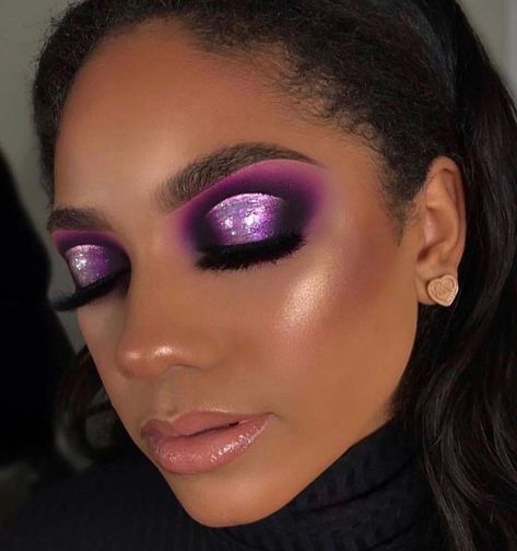 Isatou Beauty en Instagram: “✨💜Purple Glitz 💜✨.... by @lordchyna ✨ • • Follow @_isatouceesay for more • • • #creativeeye #eyeshadowlook #isatouceesay #uniquemakeup…” Colorful Eyeshadow Ideas, Halo Eyeshadow, Halo Eye Makeup, Ideas For Makeup, Eyeshadow Ideas, Bright Eyeshadow, Makeup Lovers, Cosmetology School, Best Eyeshadow