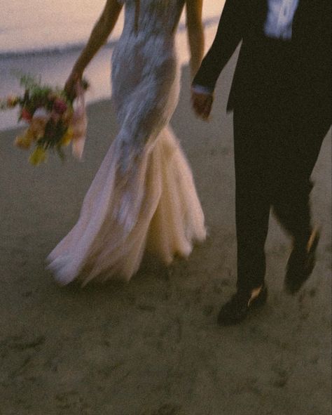 Marriage Astethic, Sunset Wedding Aesthetic, Wedding Astethic, Zach Kornfeld, Budget Makeup, Wedding Sunset, Couple Marriage, Sunset Flowers, Beach Flowers