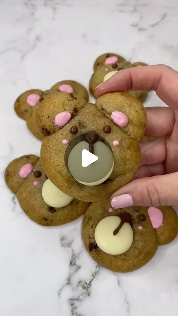 Rachel Lindsay on Instagram: "Chocolate chip teddy bears 🧸 🍪 I made these little cuties using shop bought cookie dough 🍪❤️🧸 I used large white chocolate buttons and melted chocolate for the faces 🍫🐻 #cakedbyrach #cookies #bakingideas #teddybears #cutebaking #valentinesday" Teddy Bear Cookies, Rachel Lindsay, Teddy Bear Party, Chocolate Buttons, Valentine's Ideas, Buy Cookies, Bear Cookies, Cute Baking, Bear Party