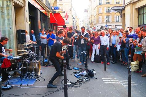 A street concert in Le Marais during the Festival of Music in Paris Persona Moodboard, Visual Elements Of Art, Bear Songs, Memory Drawing, Longest Day Of The Year, Street Music, Street Festival, The Longest Day, Visual Elements