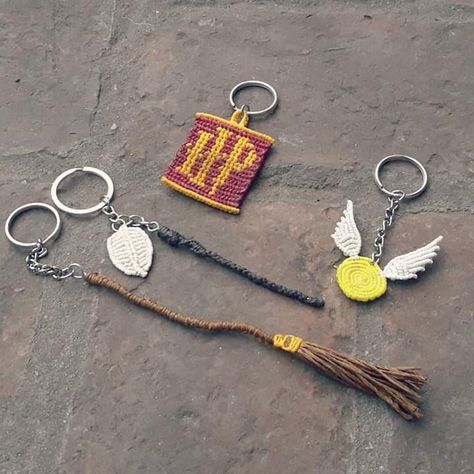 Harry Potter Themed Crochet, Harry Potter Crochet Keychain, Harry Potter Macrame, Hp Keychain, Hp Crochet, Crochet Harry Potter, Harry Potter Key, Harry Potter Letter, Harry Potter Keychain