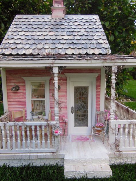 My Mini Hobby: Day 92: Shabby Chic Cottage outside photoshoot Cottage Outside, Outside Photoshoot, Dollhouse Cottage, Shabby Chic Living, Pink Cottage, Shabby Chic Bedroom, Shabby Chic Bedrooms, Pink House, Chic Cottage