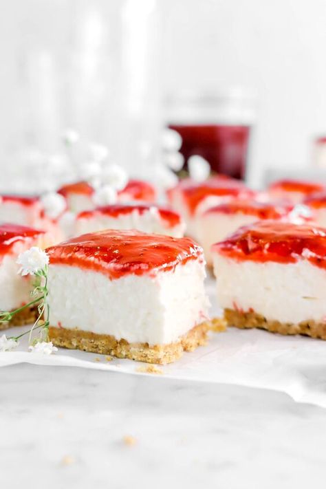 Bake Strawberries, Strawberries And Cream Cheesecake, Hawaiian Desserts, Strawberry Cheesecake Bars, No Bake Summer Desserts, Cream Cheesecake, Homemade Strawberry Jam, Summer Salads With Fruit, Fruit Toppings