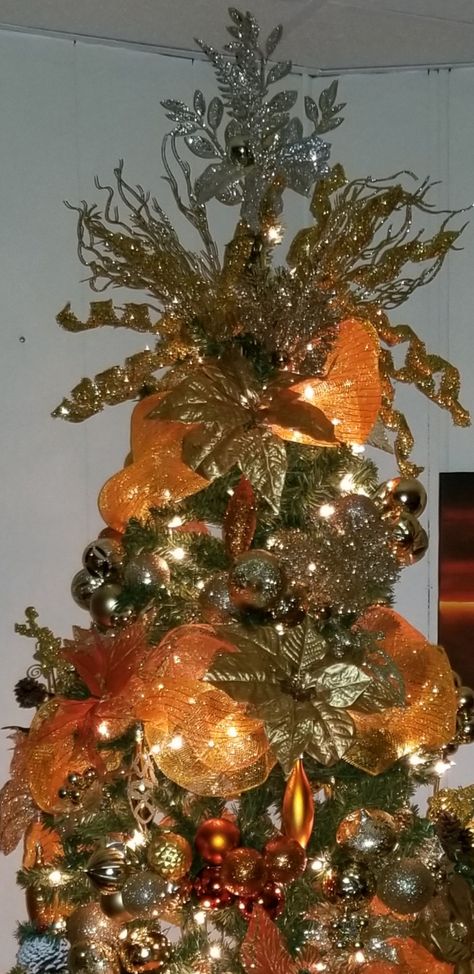 Orange And Gold Christmas Tree, Orange Christmas Decor, Something In The Orange, Christmas Centers, Gold And Orange, Christmas Tree Decorating Themes, Orange Christmas, Christmas Tree Decorating, Orange And Gold