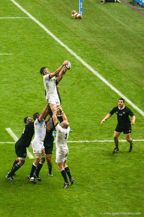 Rugby at Twickenham in London is great. This guide to rugby in Britain will show you rugby players, rugby shirt highlights, rugby matches, and more. #rugby #britain #sports #twickenham #london Rugby Lads, Rugby Aesthetic, Twickenham London, Rugby Rules, Rugby Photography, Scottish Rugby, Twickenham Stadium, Life In The Uk, New Zealand Rugby