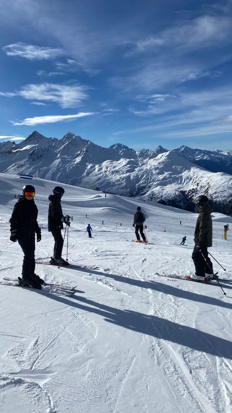 Skiing In The Alps, Photo Ski, Ski Vibes, Ski Pack, Winter Outfits Korean, Skiing Aesthetic, Ski Aesthetic, Winter Outfits Aesthetic, Snow Trip