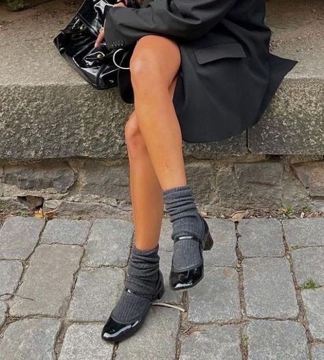 Mary Jane Flats With Socks, Socks And Mary Janes Outfit, Black Platform Mary Janes Outfit, Mary Jane Socks Outfit, Mary Janes Winter Outfit, Heeled Mary Janes Outfit, Mary Jane Winter Outfit, Mary Jane’s With Socks, Winter Mary Jane Outfit