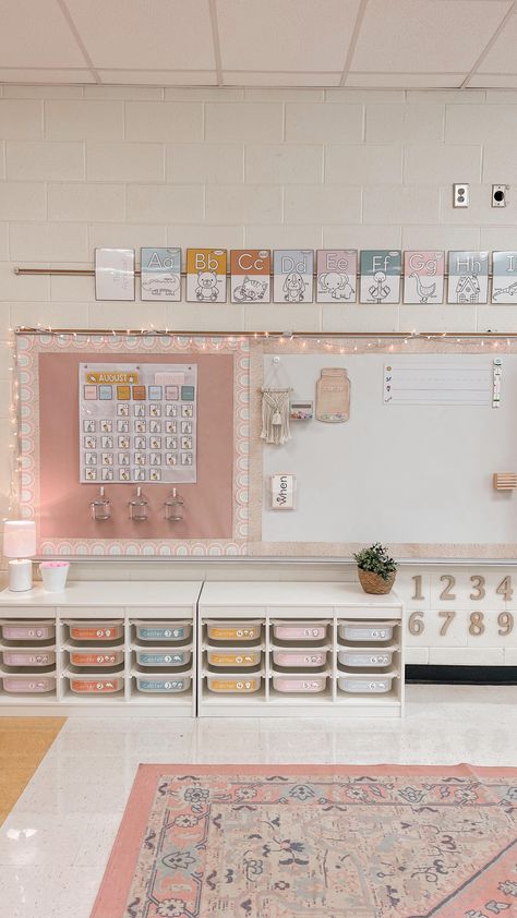 Instagram Objective Display Classroom, Storage Ideas For Classrooms, Classroom Design Elementary, Cozy Classroom Corner, Organization Ideas For Classroom, 3rd Grade Classroom Setup Teacher Desks, Kindy Classroom Set Up, Kindergarten Class Set Up, Centers Organization Classroom