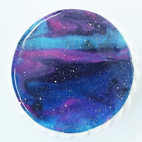 Here is the Galaxy themed Mirror Cake we made today! Galaxy Cakes, Nye Desserts, Galaxy Desserts, Mirror Glaze Cake Recipes, Glaze Cake, Galaxy Party, Galaxy Cake, Mirror Glaze Cake, Mirror Cake