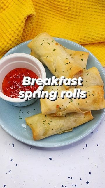 Emily Scott | Breakfast Ideas on Instagram: "BREAKFAST SPRING ROLLS 😍. Oh so crispy and delicious, this is my breakfast twist on a spring roll 👌. You need to try these!! The spring rolls are filled with scrambled eggs, spring onions, hash browns (double carbs ftw 😋) & cheese and served with sweet chilli sauce for dipping... Yum! 🤤 You could add any breakfast fillings you like, I'm thinking a Full English version would be amazing! Let me know if I should try it next 🤔. The spring roll pastry Spring Rolls Breakfast, Spring Roll Pastry Ideas, Breakfast Spring Rolls, Spring Roll Filling Ideas, Healthy Spring Rolls Recipe, Spring Roll Wraps, Airfryer Breakfast, Healthy Spring Rolls, Spring Roll Filling