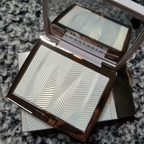 Anastasia Beverly Hills Highlighter New In Box In Shade Iced Out Illuminating Powder With An Ultra Smooth Formula And Radiant Finish Anastasia Beverly Hills Highlighter, Anastasia Makeup, Beverly Hill, Anastasia Beverly Hills Makeup, Highlighter Makeup, Makeup Collection, Anastasia Beverly Hills, Highlighter, Beverly Hills