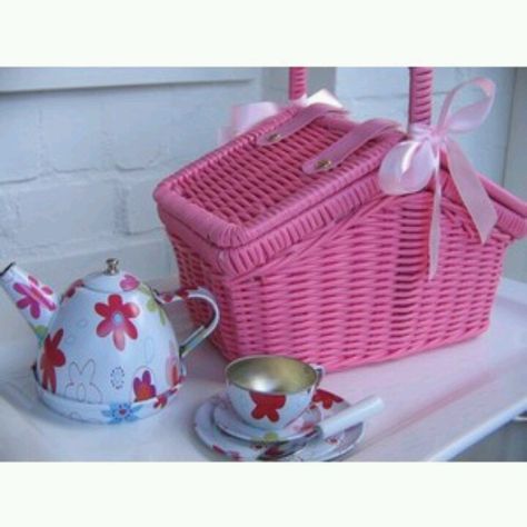 Pink picnic basket Pink Picnic Basket, Picnic Basket Ideas, Picnic Company, Pink Picnic, Picnic Summer, Picnic Style, Company Picnic, Everything Pink, Summer Beauty