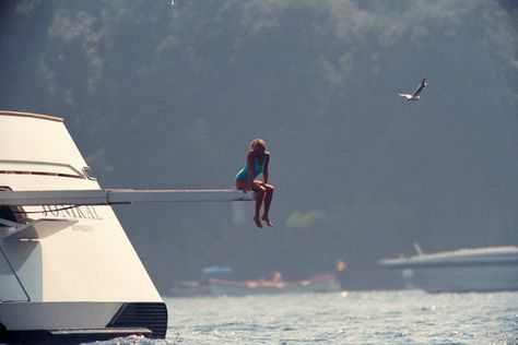 Princess Diana sitting on the diving board of Mohamed Al-Fayed's yacht "Jonikal"… Diana Dodi, Princess Diana And Dodi, Dodi Al Fayed, Prins Philip, Murakami Haruki, Diving Boards, Prins William, Diving Board, Patrick Demarchelier