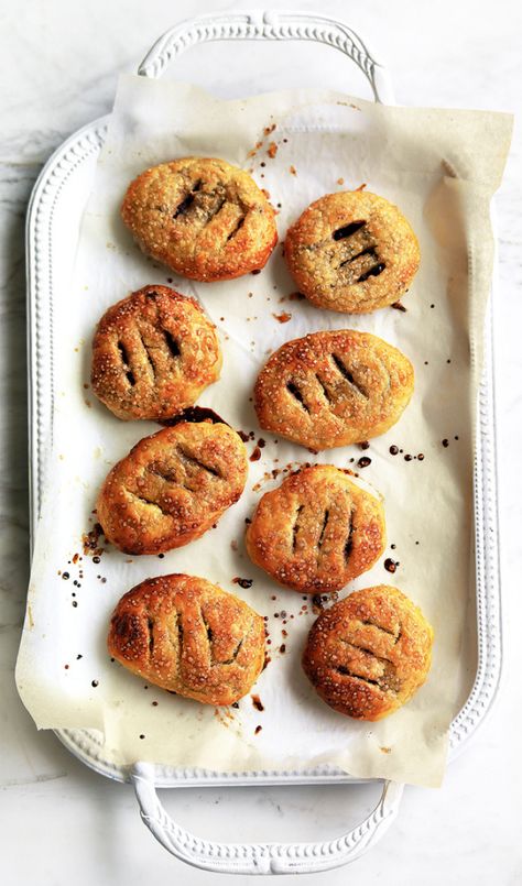 Eccles Cakes Recipe Eccles Cakes, Small Pies, Eccles Cake, Demerara Sugar, English Town, Welsh Recipes, Pastry Design, Scottish Recipes, Cake Baking Recipes