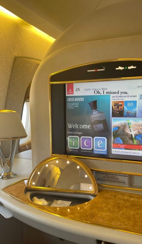 Emirates Window View, Emirates Airline First Class Luxury, Emirates First Class Snapchat, First Class Flight Aesthetic Emirates, Emirates Business Class Snapchat, Emirates Flight Aesthetic, Business Class Flight Snapchat, Emirates First Class Aesthetic, Airplane First Class Aesthetic