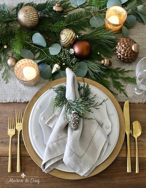 gold charger with white plates and flax linen napkin gold and copper ornaments and greenery Christmas Party Dinner Ideas, Charger Plates Christmas, Xmas Centerpieces, Amazing Christmas Trees, French Country Christmas, Christmas Dining Table, Christmas Dinner Table, Christmas Dinner Party, Holiday Table Settings