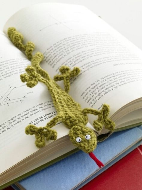 Marque-pages Au Crochet, Crochet Bookmark Pattern, Confection Au Crochet, Crochet Bookmarks, Book Markers, Lion Brand Yarn, Crochet Books, Crochet Applique, Crochet Toys Patterns