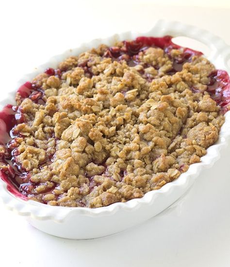 Raspberry Crisp - Grab a bowl and scoop some raspberry crisp in it and top it with some ice cream! The crisp topping is loaded with brown sugar and oatmeal. This is the perfect end of summer dessert! Raspberry Cobbler, Raspberry Crisp, Oatmeal Crisp, Crisp Topping, Raspberry Oatmeal, Oatmeal Bowl, Raspberry Crumble, Raspberry Desserts, Breakfast Oatmeal