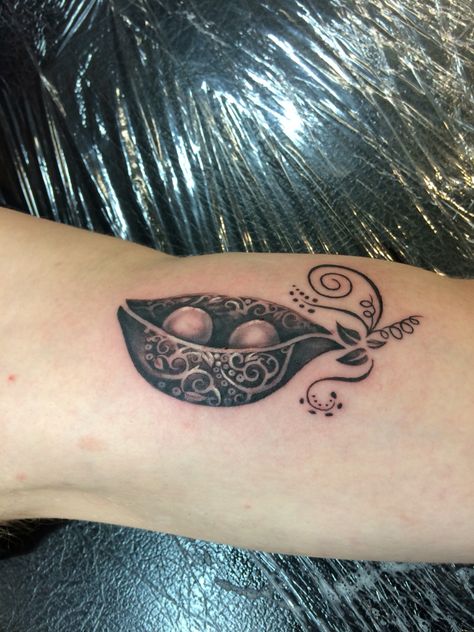 Baby Memorial Tattoos, Bumble Bee Tattoo, Baby Tattoo, Parent Tattoos, Underboob Tattoo, Peas In A Pod, Mother Daughter Tattoos, Bee Tattoo, Memorial Tattoos