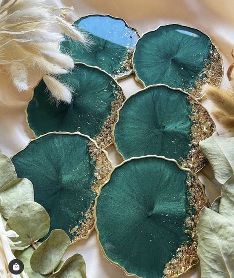 Beautiful emerald green and gold resin coasters. Follow the link to make your own! Resin Inspiration, Epoxy Resin Diy, Resin Crafts Tutorial, Diy Resin Projects, Clear Epoxy Resin, Resin Design, Christmas Coasters, Epoxy Resin Crafts, Epoxy Resin Art