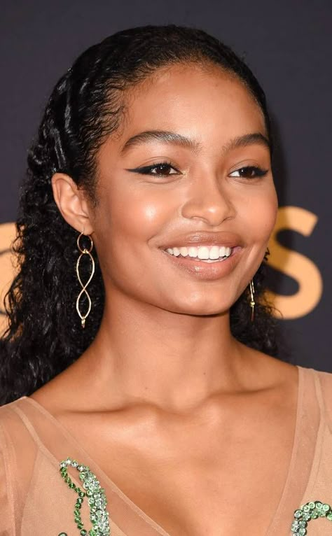 Back Curly Hair, Sleek Back Hair, Cabello Afro Natural, Curly Hair Trends, Celebrity Hairstylist, Yara Shahidi, Ideas For Makeup, Natural Curly Hair, Slicked Back Hair