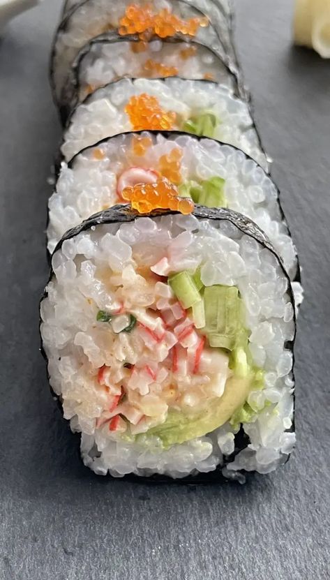 Make Sushi At Home, Delicious Food Ideas, Crab Sushi, Maki Roll, Sushi Recipes Homemade, Seafood Sushi, Maki Sushi, Make Sushi, Sushi At Home